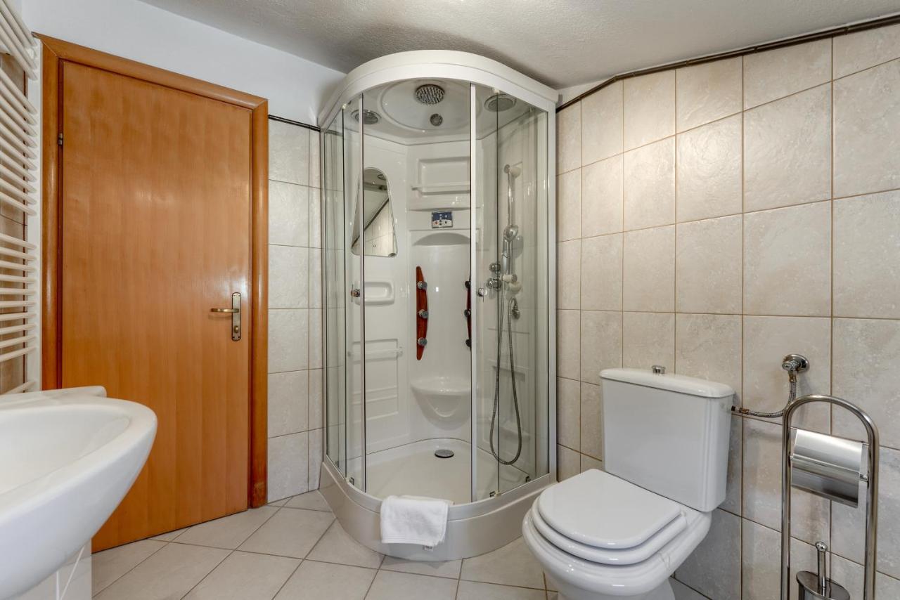 Apartamento Haus Lilli Mit Pool Ražanac Exterior foto