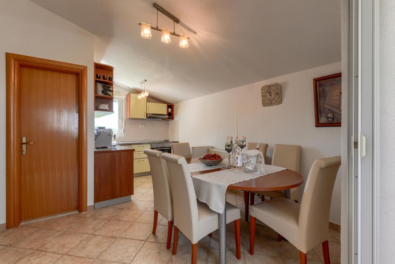 Apartamento Haus Lilli Mit Pool Ražanac Exterior foto
