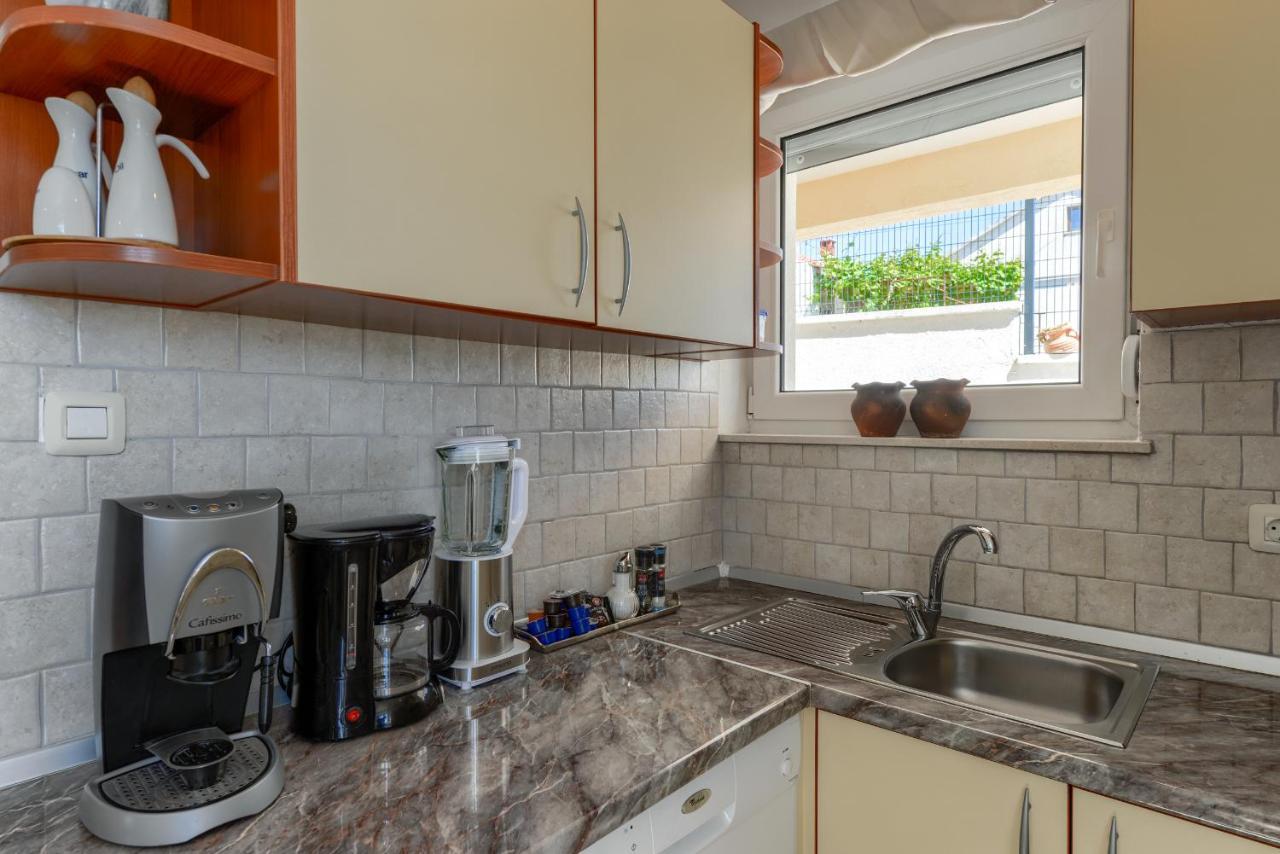 Apartamento Haus Lilli Mit Pool Ražanac Exterior foto