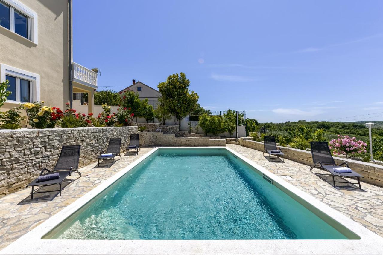 Apartamento Haus Lilli Mit Pool Ražanac Exterior foto