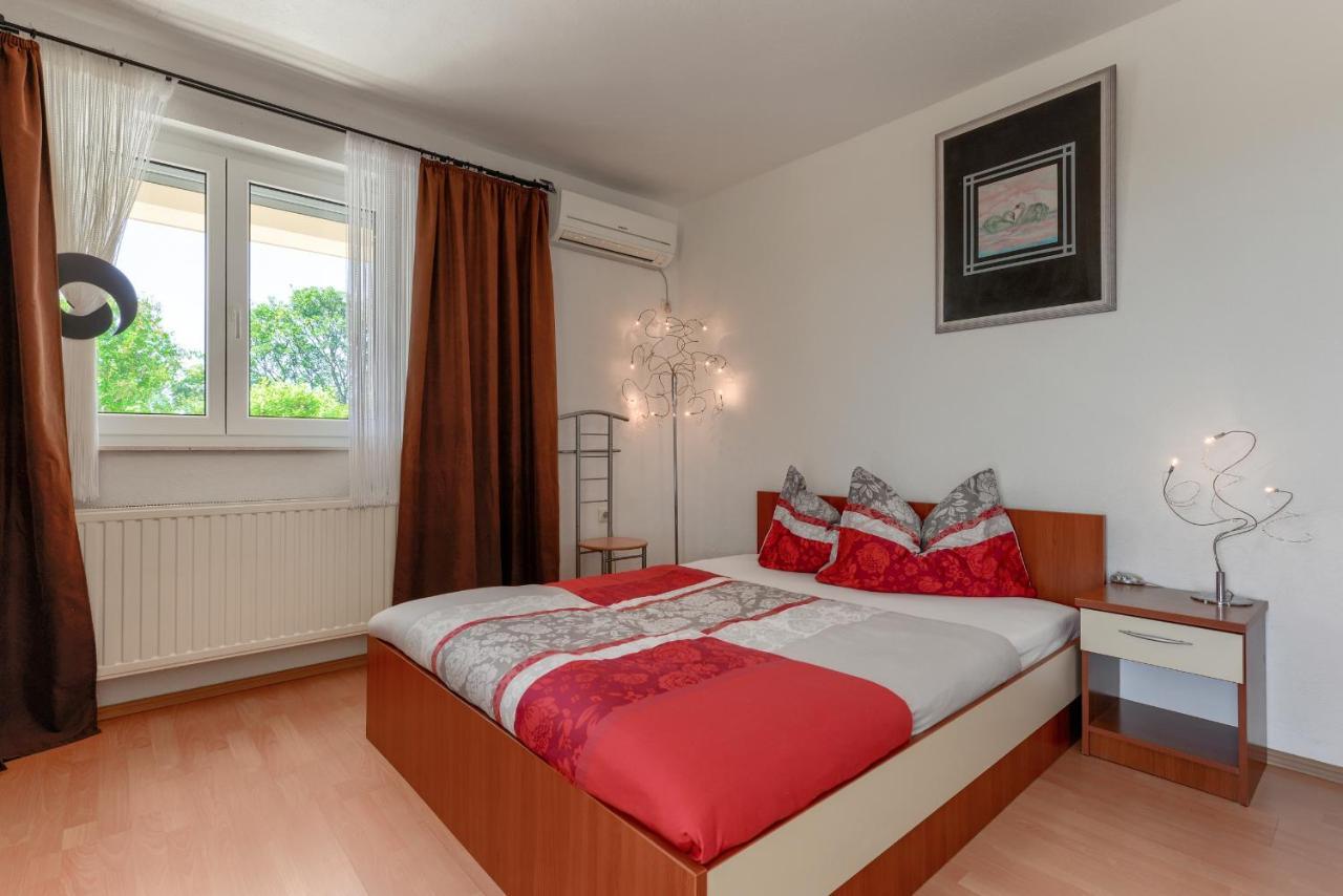 Apartamento Haus Lilli Mit Pool Ražanac Exterior foto