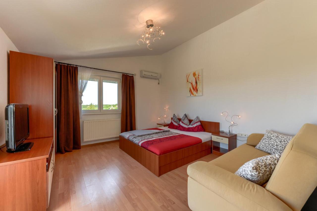 Apartamento Haus Lilli Mit Pool Ražanac Exterior foto