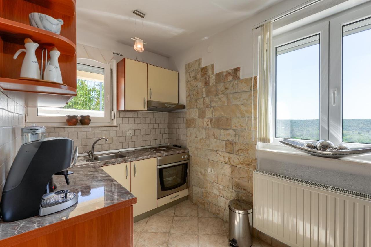 Apartamento Haus Lilli Mit Pool Ražanac Exterior foto