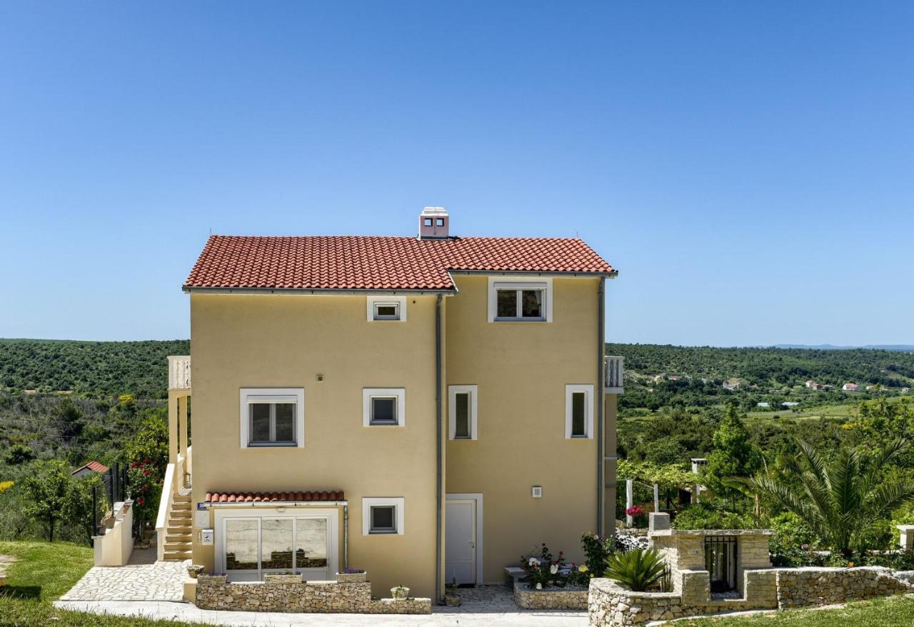 Apartamento Haus Lilli Mit Pool Ražanac Exterior foto